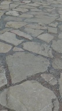 Huzurlu sahil güzelliğinin tadını çıkarırken tarihin arasında yürü.
