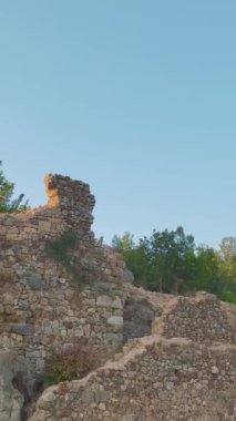 Tarihi mimarinin ve doğal manzaraların uyumuna tanık olun..
