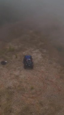 Dikey Video: Dağlardaki Yoğun Yeşil Ormanların Üzerindeki Bulutlu Manzara Doğal Görünüm Oluşturuyor