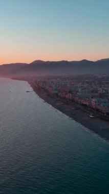 Işıl ışıl deniz kenarında manzaralı ve canlı bir kaçamak.
