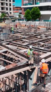 Akdeniz kıyısında kalifiye takım çalışmasına sahip yüksek kaliteli bir yapı..