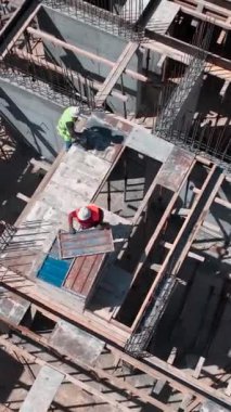 Deniz kenarında kalıcı evler inşa etme sürecini tecrübe edin..