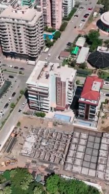 Yetenekli profesyonellerin dayanıklı ve güzel evlerde çalışmalarını izle.