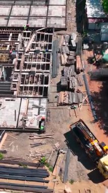 Kalıcı evler inşa etmenin hassas ve işbirlikçi sürecini izleyin.