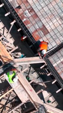 Yetenekli profesyoneller deniz kenarındaki dayanıklılık ve hassasiyete odaklanır..