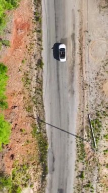 Detaylı metal çubuk kurulumu ve yalıtım çalışmasına sahip aktif site.