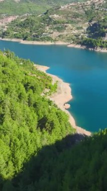 Görkemli dağlarda ve huzurlu nehirlerde sürüşün heyecanını hisset..