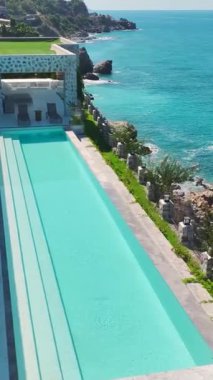 Tasarımı kadar çarpıcı manzaralı muhteşem bir villa..