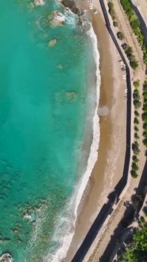 Ve Gökyüzü Denizi 'nin Üzerinde ve Sahilin İnanılmaz Manzaralı Rocky Shoreline
