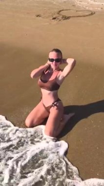 Zarafetin ve sahil güzelliğinin cazibesini hisset..