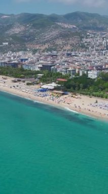 Lüks, rahatlama ve çarpıcı kıyı manzarasının karışımı..