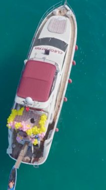 Deniz kıyısındaki bir kaçışın güzelliğini rahatça yaşayın..