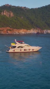 Denizde yazın dinginliğini ve çekiciliğini keşfedin..