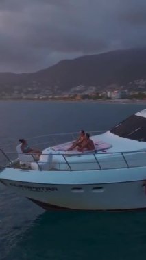 Dikey Video: Turistler Yaz Tatillerinde Sersemletici Yatlarda Rahatlıyor, Deniz Kıyısındaki Sahra Sularını Keşfediyor