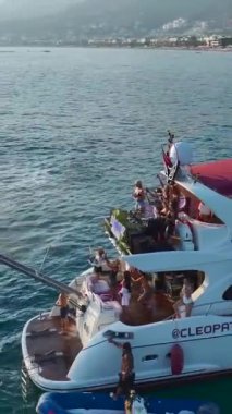 Yazı tarz ve macerayla kutlayın..