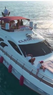 Yazı su sporları ve canlı titreşimlerle kutlayın..