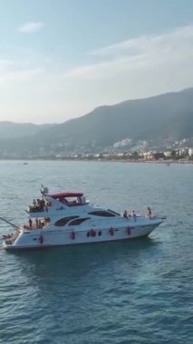 Yaz eğlencesi ve maceralarla dolu canlı bir kutlama..