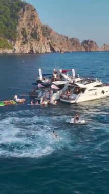 Deniz kenarında eğlence, heyecan ve enerji dolu mükemmel bir gün..