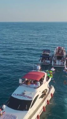 Deniz kıyısında şenlikli ve heyecan verici bir olay.