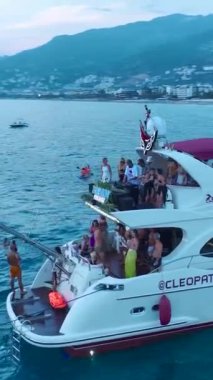 Suyun kenarında canlı ve enerjik bir olay.