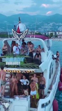 Canlı aktiviteler ve müzikle mükemmel bir sahil kaçışı..