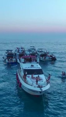 Yazı canlı enerji ve eğlence ile kutlayın..