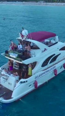 Deniz kenarında enerji ve eğlence dolu bir yaz kutlaması..