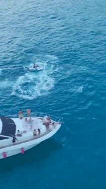 Dikey Video: Şık Havuzlu Lüks Sahil Otelleri, Sahne Sahilleri ve Gökyüzü Denizi kıyısındaki Vibrant Loungers