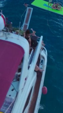 Canlı bir deniz kenarı olayı macera ve kutlamalarla dolu..