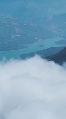 Dağların dingin güzelliğini keşfedin.