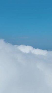 Yüksek dağ manzaralarının huzur dolu güzelliklerini keşfedin..