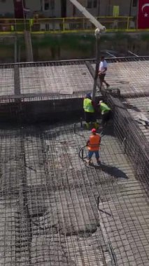 Yapıyı etkili bir şekilde ileriye götüren enerji ve takım çalışmasına dikkat edin..