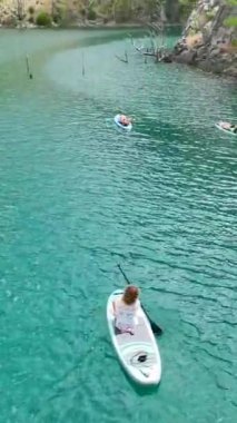 Dikey Video: Yeşil Kanyon 'da Temiz Su ve Berrak Manzaranın Gökyüzünden Görünüşü Altında Yüzen Pano