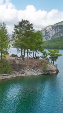 Dikey Video: Yeşil Kanyon 'da Temiz Su ve Berrak Manzaranın Gökyüzünden Görünüşü Altında Yüzen Pano