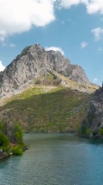Dikey Video: Yeşil Kanyon 'da Temiz Su ve Berrak Manzaranın Gökyüzünden Görünüşü Altında Yüzen Pano