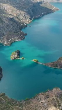 Dikey Video: Yeşil Kanyon 'da Temiz Su ve Berrak Manzaranın Gökyüzünden Görünüşü Altında Yüzen Pano