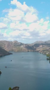 Sakin sularda süzülmenin cazibesini keşfet..