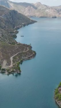 Sakin suların ve canlı yeşilliğin uyumunu keşfedin..