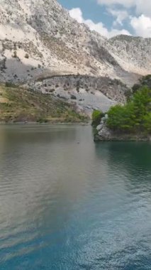 Manzaralı bir kanyon kaçışının dinginliğini keşfedin.
