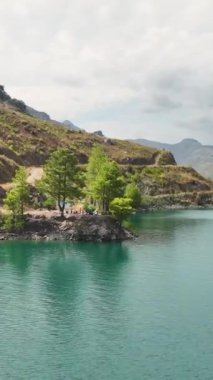 Doğanın cazibesine doğru manzaralı bir kaçış.