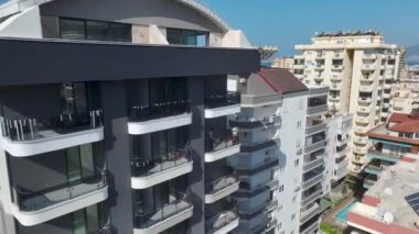 İnşaat alanındaki işçiler bir sonraki beton döşeme için zemin hazırlıyorlar..