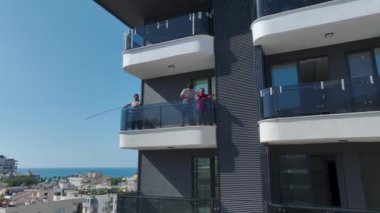 İşçiler zemini inşaat alanına beton dökülmesine hazırlamakla meşguller..