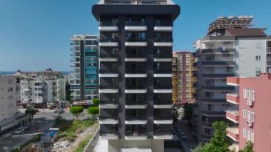 Bölgedeki işçiler bir sonraki katı beton dökmeye hazırlıyorlar..