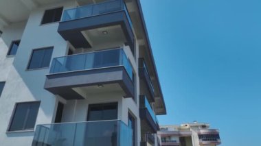 Deniz kenarında çocuklar için büyük bir havuz ve su kaydırakları olan tamamlanmış konut kompleksini izleyin..
