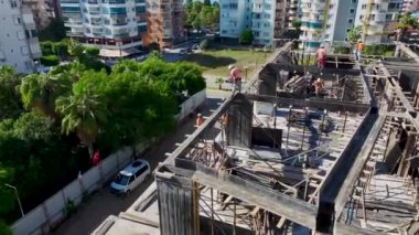 Deneyimli işçilerle dolu bir inşaat alanı projede sürekli ilerleme kaydediyor..