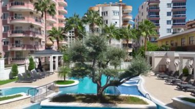 Birinci sahil şeridinde panoramik deniz manzaralı lüks bir yerleşim yeri..