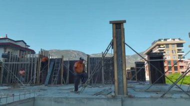 Yetenekli işçiler, elit bir gökdelenin inşaatında adım adım ilerliyorlar..