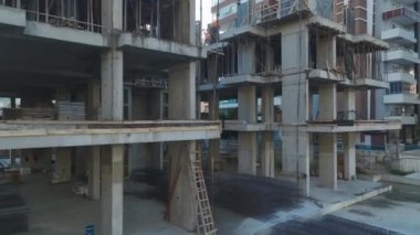 Lüks, yüksek katlı bir kule inşaatı sürekli ilerliyor, her katta yetenekli işçiler var..