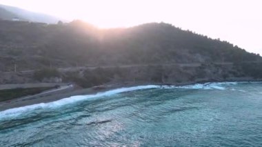 Dalgalar dalgalar şafak vakti kayalara çarpar ve güzel okyanus dokuları yaratır..