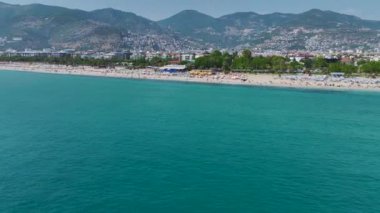 Akdeniz 'de temiz beyaz bir sahil, eğlenceli su aktiviteleri ve oyunlarla dolu..